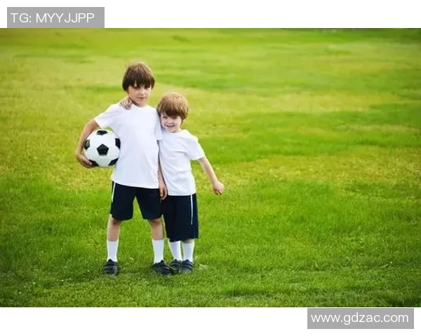 在绿茵场上奔跑的老虎与足球明星的传奇故事